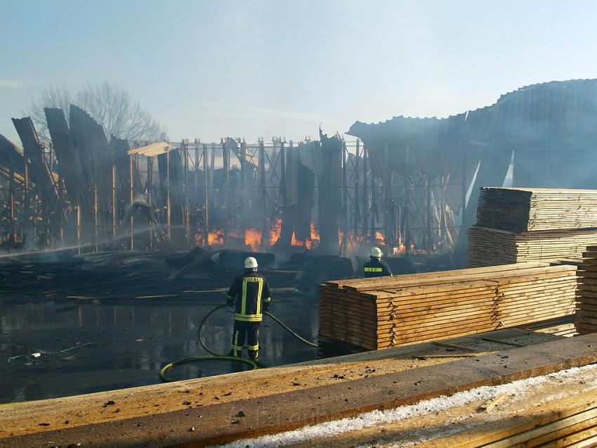 Grossbrand Holzlager Siegburg Industriestr P055.JPG